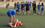 Cầu thủ trường Xuân Mai được bạn nữ an ủi sau trận thua THPT Nguyễn Tất Thành