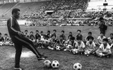 Sự nghiệp lẫy lừng của 'Vua bóng đá' Pele qua ảnh