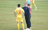 HLV Troussier nổi cáu 'nắn' từng học trò trên sân tập