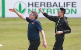HLV Troussier nổi cáu 'nắn' từng học trò trên sân tập