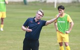 HLV Troussier nổi cáu 'nắn' từng học trò trên sân tập