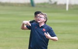 HLV Troussier nổi cáu 'nắn' từng học trò trên sân tập