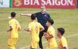 HLV Troussier nổi cáu 'nắn' từng học trò trên sân tập