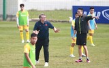 HLV Troussier nổi cáu 'nắn' từng học trò trên sân tập