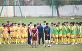 HLV Troussier nổi cáu 'nắn' từng học trò trên sân tập