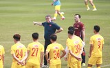 HLV Troussier nổi cáu 'nắn' từng học trò trên sân tập