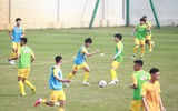 HLV Troussier nổi cáu 'nắn' từng học trò trên sân tập