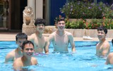 Dàn 'nam thần' U22 Việt Nam giải khuây ở bể bơi