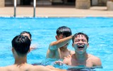 Dàn 'nam thần' U22 Việt Nam giải khuây ở bể bơi