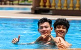 Dàn 'nam thần' U22 Việt Nam giải khuây ở bể bơi
