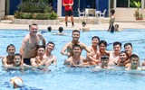 Dàn 'nam thần' U22 Việt Nam giải khuây ở bể bơi