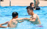 Dàn 'nam thần' U22 Việt Nam giải khuây ở bể bơi