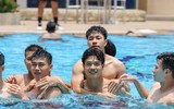 Dàn 'nam thần' U22 Việt Nam giải khuây ở bể bơi