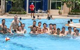 Dàn 'nam thần' U22 Việt Nam giải khuây ở bể bơi