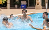 Dàn 'nam thần' U22 Việt Nam giải khuây ở bể bơi