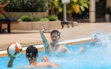 Dàn 'nam thần' U22 Việt Nam giải khuây ở bể bơi