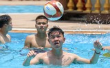 Dàn 'nam thần' U22 Việt Nam giải khuây ở bể bơi