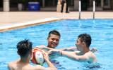 Dàn 'nam thần' U22 Việt Nam giải khuây ở bể bơi