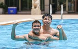 Dàn 'nam thần' U22 Việt Nam giải khuây ở bể bơi