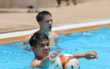Dàn 'nam thần' U22 Việt Nam giải khuây ở bể bơi