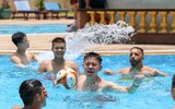 Dàn 'nam thần' U22 Việt Nam giải khuây ở bể bơi