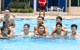 Dàn 'nam thần' U22 Việt Nam giải khuây ở bể bơi