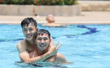 Dàn 'nam thần' U22 Việt Nam giải khuây ở bể bơi