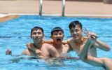 Dàn 'nam thần' U22 Việt Nam giải khuây ở bể bơi