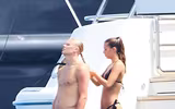 Bạn gái Haaland khoe thân hình nóng bỏng trên du thuyền