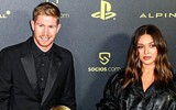 De Bruyne 'diễn cảnh nóng' với vợ xinh trên biển