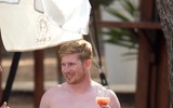 De Bruyne 'diễn cảnh nóng' với vợ xinh trên biển