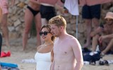 De Bruyne 'diễn cảnh nóng' với vợ xinh trên biển