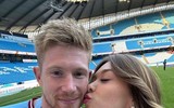 De Bruyne 'diễn cảnh nóng' với vợ xinh trên biển