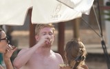 De Bruyne 'diễn cảnh nóng' với vợ xinh trên biển