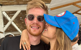 De Bruyne 'diễn cảnh nóng' với vợ xinh trên biển