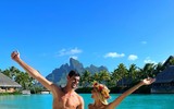 Vợ Courtois nghiện mặc bikini nhỏ xíu khoe dáng ngọc