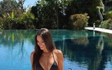 Bạn gái Memphis Depay thích khoe ngực trần táo bạo