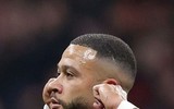 Bạn gái Memphis Depay thích khoe ngực trần táo bạo