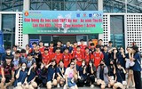 Dàn cổ động viên THPT Xa La nổi bật trên khán đài sân Tây Hồ