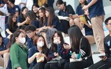 Dàn cổ động viên THPT Xa La nổi bật trên khán đài sân Tây Hồ