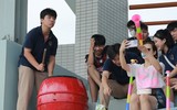 Dàn cổ động viên THPT Xa La nổi bật trên khán đài sân Tây Hồ