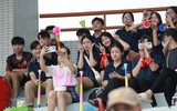 Dàn cổ động viên THPT Xa La nổi bật trên khán đài sân Tây Hồ