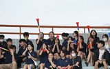 Dàn cổ động viên THPT Xa La nổi bật trên khán đài sân Tây Hồ