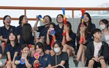Dàn cổ động viên THPT Xa La nổi bật trên khán đài sân Tây Hồ
