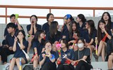Dàn cổ động viên THPT Xa La nổi bật trên khán đài sân Tây Hồ