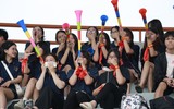 Dàn cổ động viên THPT Xa La nổi bật trên khán đài sân Tây Hồ