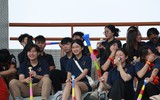 Dàn cổ động viên THPT Xa La nổi bật trên khán đài sân Tây Hồ