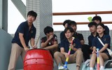 Dàn cổ động viên THPT Xa La nổi bật trên khán đài sân Tây Hồ
