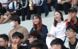 Những cổ động viên xinh đẹp trên khán đài sân Tây Hồ