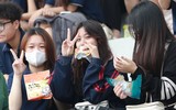 Những cổ động viên xinh đẹp trên khán đài sân Tây Hồ